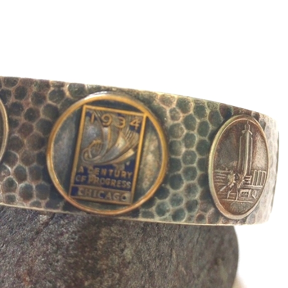 1934 Chicago Worlds Fair Cuff Bracelet Souvenir hammered silvertone - Picture 2 of 10